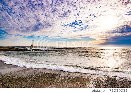 茨城県大洗町の海にある秋空の下の磯浜灯柱 71239251