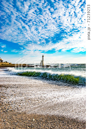 茨城県大洗町の海にある秋空の下の磯浜灯柱 71239253