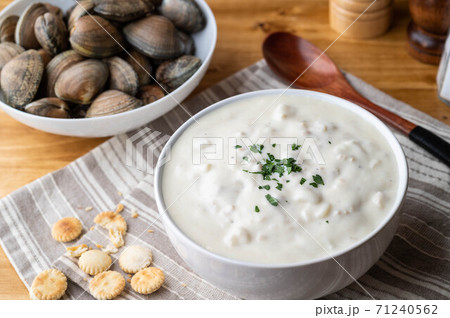 clam chowder with fresh clam and oyster cracker 71240562