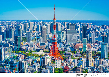 六本木から見た東京の高層ビル群 秋晴れで澄んだ青空の写真素材