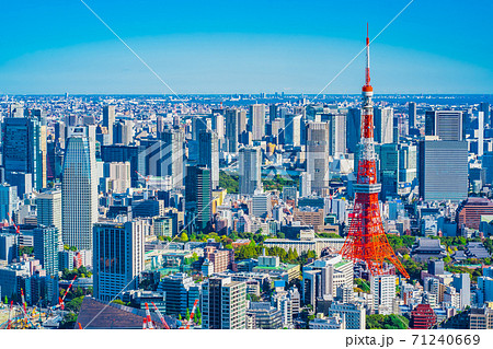 六本木から見た東京の高層ビル群 秋晴れで澄んだ青空の写真素材