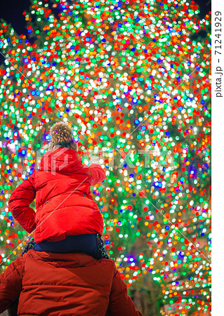 Happy girl with dad on the background of the Rockefeller Christmas tree in New York 71241929