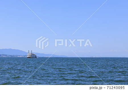 滋賀県大津市浜大津からの初夏の琵琶湖とミシガン 滋賀県大津市浜大津からの初夏の琵琶湖とミシガン 71243095