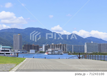 滋賀県大津市浜大津からの初夏の琵琶湖とミシガン 71243100