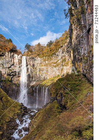 【華厳の滝の紅葉と微妙な虹】 71244463