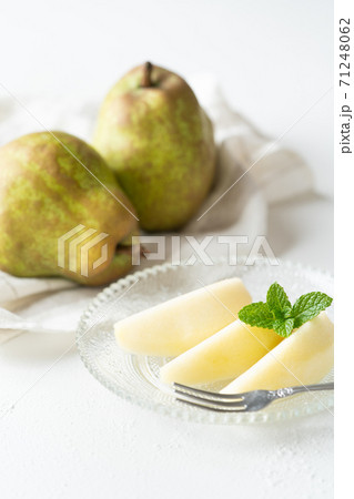 切り分けた洋梨（山形県産） 71248062