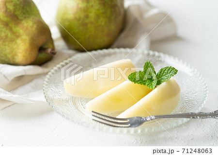 切り分けた洋梨（山形県産） 71248063