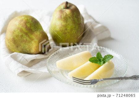 切り分けた洋梨（山形県産） 71248065