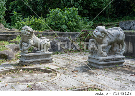 【シンガポール】hua Seah Neo and Madam Wuing Neoの墓地にある狛犬 【シンガポール】hua Seah Neo and Madam Wuing Neoの墓地にある狛犬 71248128