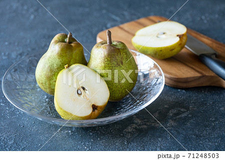 半分にカットした洋梨（山形県産） 71248503