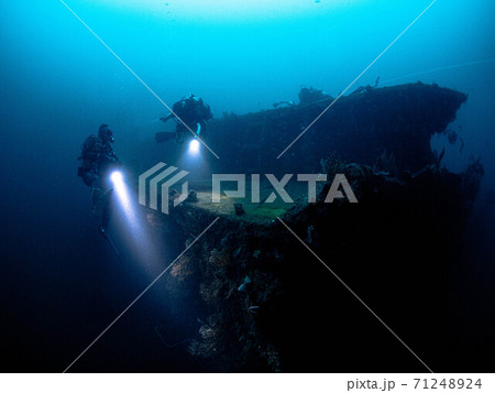 沈没船に潜るダイバー 沈没船に潜るダイバー 71248924