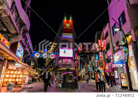 日本の東京都市景観 コロナ禍 夜になり一段と人混みが少なくなったアメ横を望むの写真素材 日本の東京都市景観 コロナ禍 夜になり一段と人混みが少なくなったアメ横を望むの写真素材