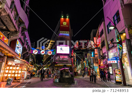 日本の東京都市景観 コロナ禍 夜になり一段と人混みが少なくなったアメ横を望むの写真素材
