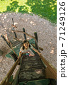 木の階段を上る女の子 71249126