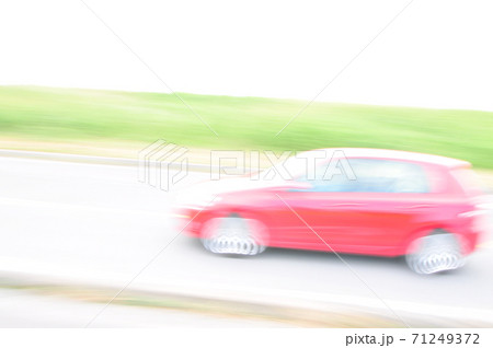 車ピンボケ 71249372