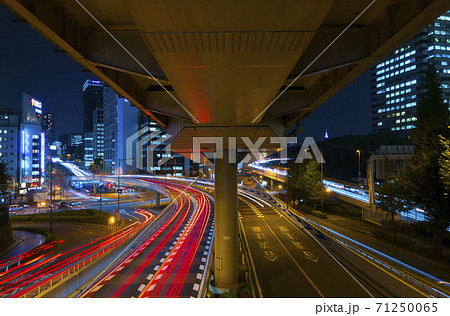 東京　交通　夜景　赤坂見附　大都会の様々な幹線道路が交差　2020年11月 71250065