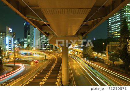 東京 交通 夜景 赤坂見附 大都会の様々な幹線道路が交差 2020年11月 東京 交通 夜景 赤坂見附 大都会の様々な幹線道路が交差 2020年11月 71250071