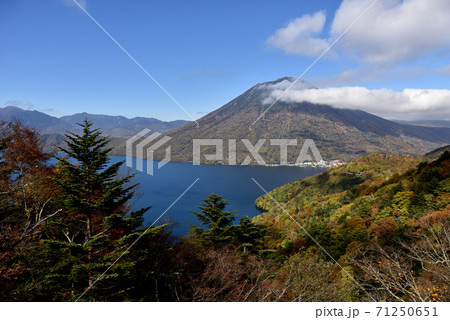栃木県日光市 中禅寺湖 秋 栃木県日光市 中禅寺湖 秋 71250651