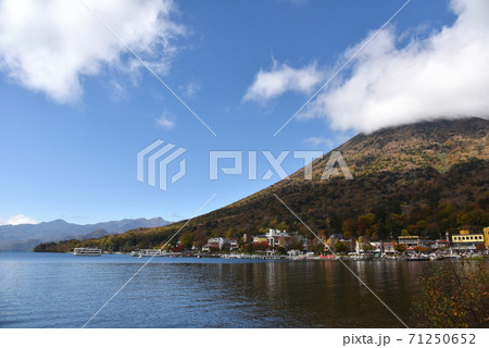 栃木県日光市 中禅寺湖 秋 71250652