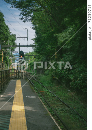 京都 トロッコ嵐山駅のホームから見た鉄道風景 の写真素材