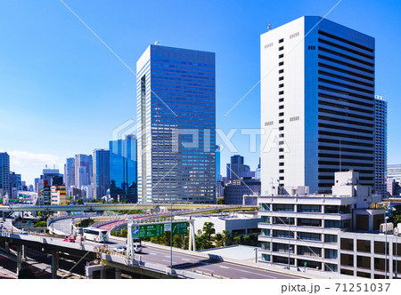 首都高と田町方面の商業ビルの風景　【東京都の都市風景】 71251037