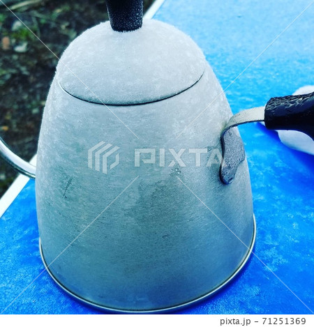 寒い日に外に出て朝ごはん作ろうとしたら凍ってました。 寒い日に外に出て朝ごはん作ろうとしたら凍ってました。 71251369