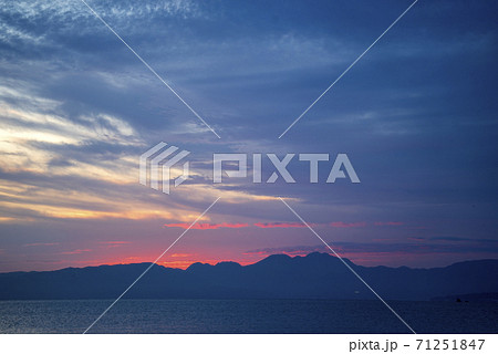 日没後の赤い太陽が伊豆半島のシルエットを描く 日没後の赤い太陽が伊豆半島のシルエットを描く 71251847