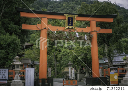 京都、嵐山にある松尾大社の二の鳥居と境内風景 71252211