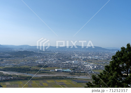 三上山山頂から俯瞰する湖南の平地と守山・栗東方面 71252357