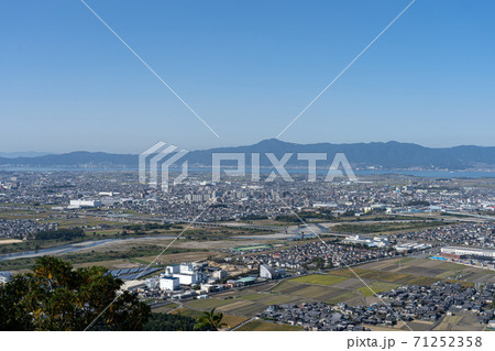 三上山山頂から俯瞰する湖南の平地と野洲・守山方面 三上山山頂から俯瞰する湖南の平地と野洲・守山方面 71252358