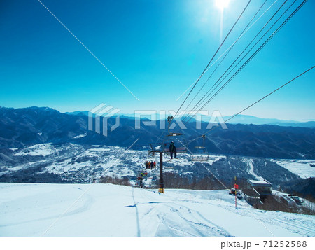 白馬八方尾根スキー場　八方リーゼンクワッドリフトと白馬村 71252588