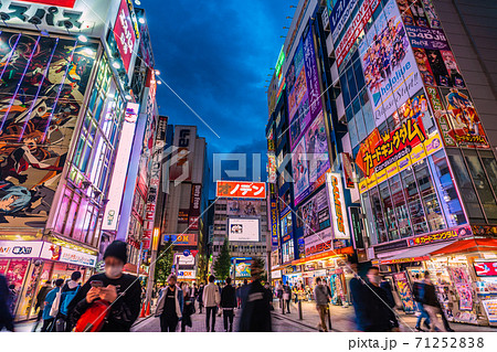 日本の東京都市景観 コロナ禍の東京・秋葉原。日曜日のこの日、マスク姿の人たちであふれた=11月1日 日本の東京都市景観 コロナ禍の東京・秋葉原。日曜日のこの日、マスク姿の人たちであふれた=11月1日 71252838