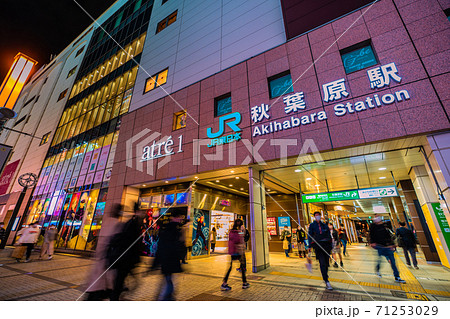 日本の東京都市景観 コロナ禍の東京・秋葉原。日曜日のこの日、マスク姿の人たちであふれた=11月1日 日本の東京都市景観 コロナ禍の東京・秋葉原。日曜日のこの日、マスク姿の人たちであふれた=11月1日 71253029