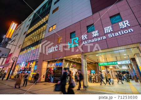 日本の東京都市景観 コロナ禍の東京・秋葉原。日曜日のこの日、マスク姿の人たちであふれた＝11月1日 71253030