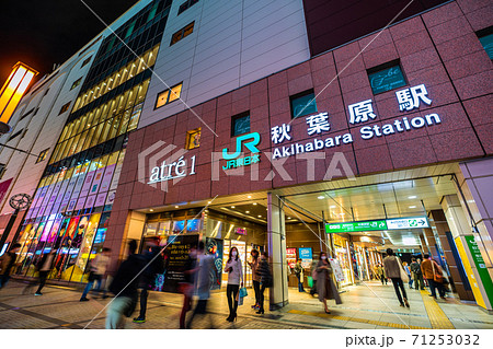 日本の東京都市景観 コロナ禍の東京・秋葉原。日曜日のこの日、マスク姿の人たちであふれた＝11月1日 71253032