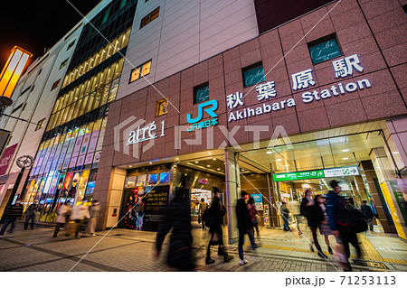 日本の東京都市景観 コロナ禍の東京・秋葉原。日曜日のこの日、マスク姿の人たちであふれた=11月1日 日本の東京都市景観 コロナ禍の東京・秋葉原。日曜日のこの日、マスク姿の人たちであふれた=11月1日 71253113