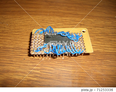 ケーブルまみれになった自作の基板 71253336