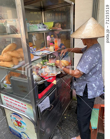 ベトナム・ホーチミン　バインミーの屋台 71253519