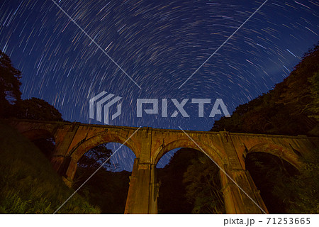 碓氷第三橋梁　眼鏡橋の星景　群馬 71253665