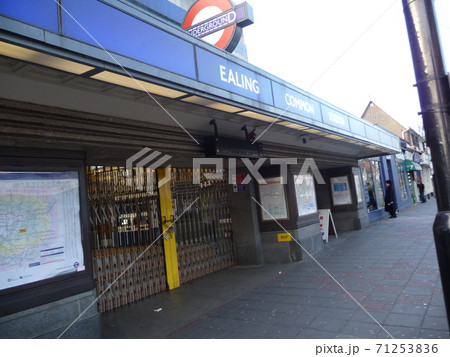 クリスマスのロンドンで閉じている地下鉄駅 クリスマスのロンドンで閉じている地下鉄駅 71253836