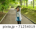 遊歩道に立つ女の子 71254019