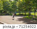 公園を走る女の子 71254022