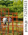 ジャングルジムで遊ぶ子供達 71254023