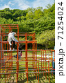 ジャングルジムで遊ぶ子供達 71254024