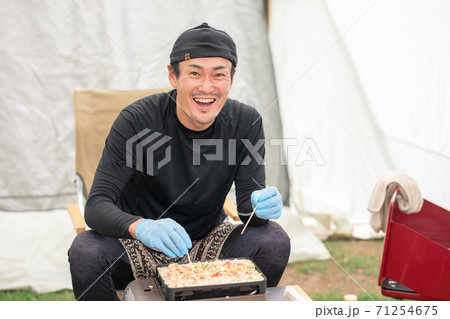 たこ焼きを焼く男性 71254675
