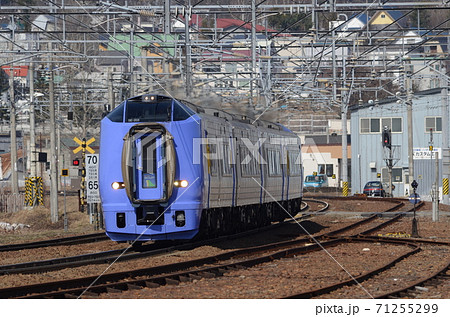 連結幌をはためかせて北海道旭川市内を走る特急「スーパー宗谷」 71255299