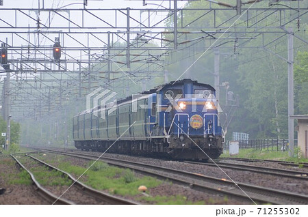 朝靄の西の里信号場を行く夜行急行「はまなす」 71255302