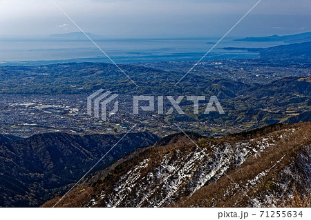 早春の丹沢 塔ノ岳山頂から見る秦野 小田原市街と伊豆大島の写真素材