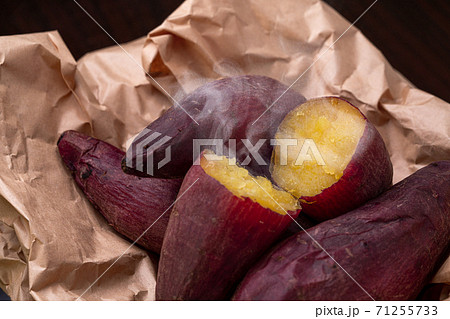 焼き芋 焼きたて 71255733