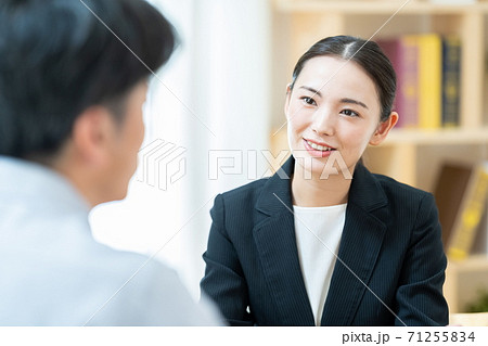 女性ビジネスマン 訪問営業 ビジネスイメージ 女性ビジネスマン 訪問営業 ビジネスイメージ 71255834